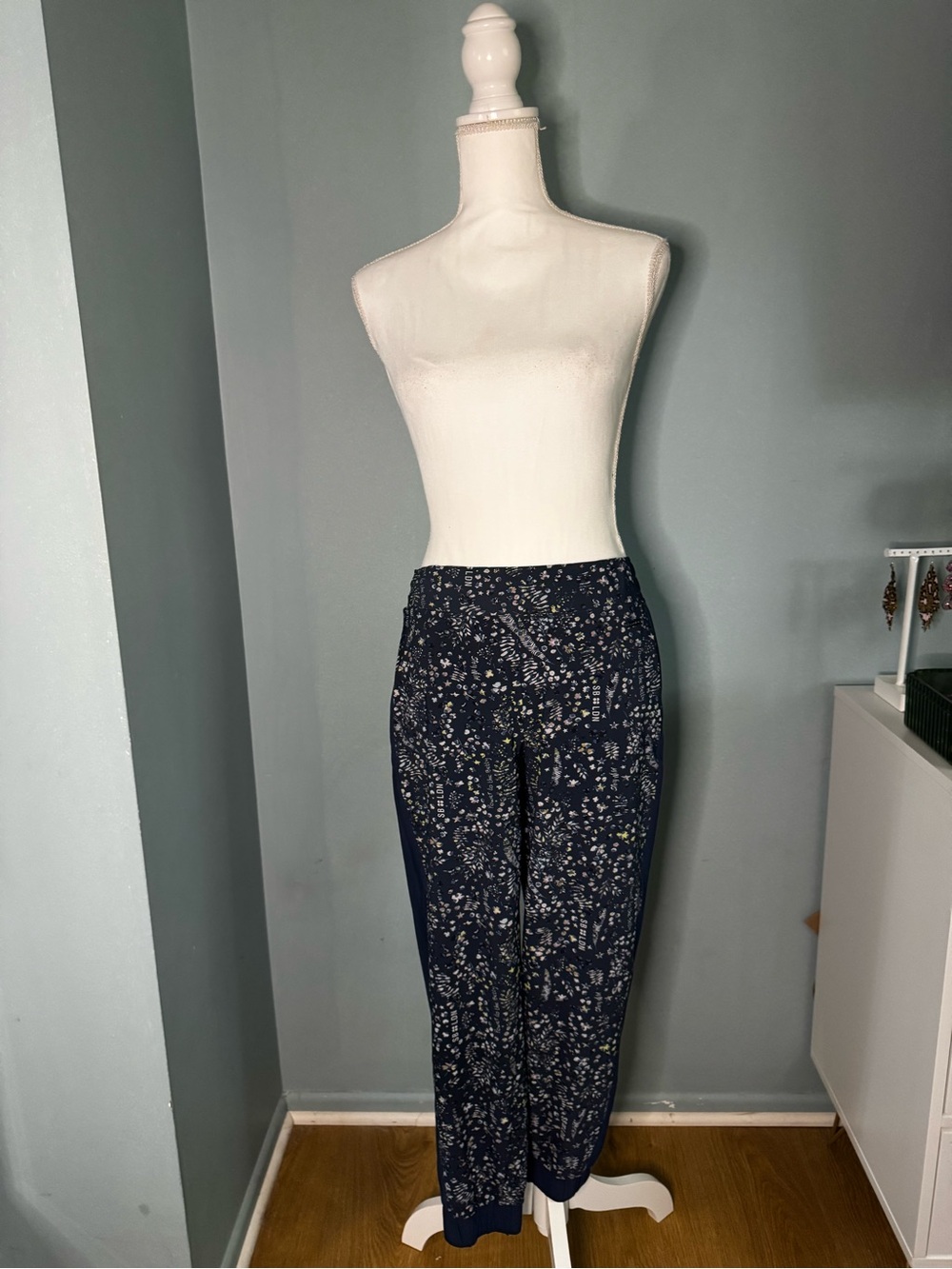 EUC Sweaty Betty Joggers ACTIVE Navy Blue Floral Graffiti Pants Small